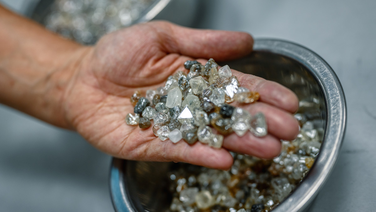 Ukrainka przewoziła diamenty w skarpecie. Odkryli to na lotnisku w Warszawie