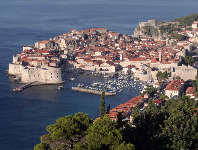 3. Dubrownik, Chorwacja. Na trzecim miejscu na podium znalazło się malownicze miasto portowe w Dalmacji, położone nad Adriatykiem. Przemysł turystyczny jest tu postawą gospodarki. Dubrownik odzyskuje swoją dawną popularność po trwającej jeszcze do niedawna wojna na Bałkanach, która znacznie ograniczyła ruch turystyczny w całej Chorwacji.