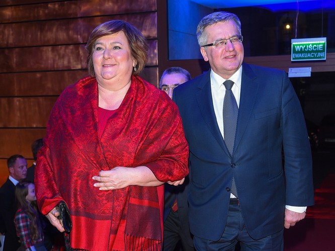 Anna i Bronisław Komorowscy na premierze musicalu 'Mamma Mia!' w Teatrze 'Roma'