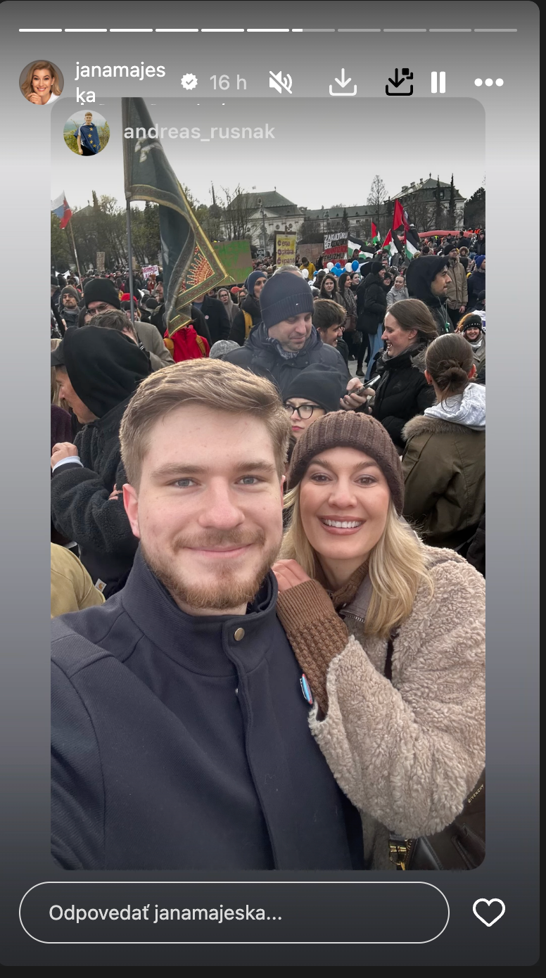 Herečka Jana Majeská na proteste. 