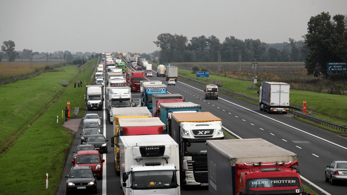 Służbom drogowym udało się w sobotę przed południem przywrócić normalny ruch na autostradzie A4 w okolicach Gliwic. Po dwóch kolizjach, w których uczestniczyło osiem samochodów, przez kilka godzin poważnie utrudniona była jazda w kierunku Wrocławia.