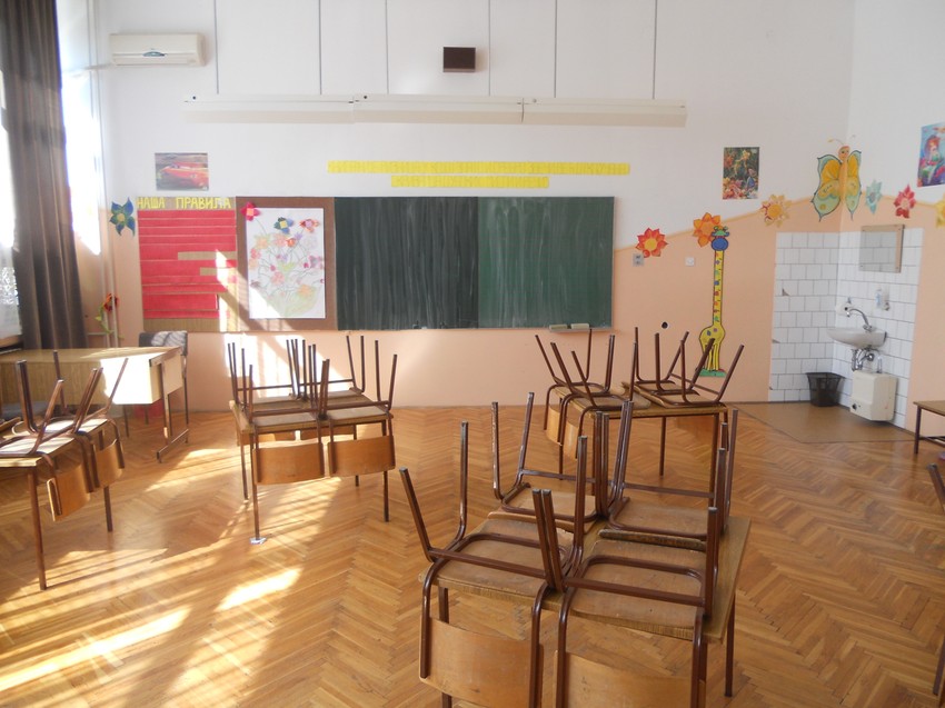 Prazan dnevni boravak u školi u Srbobranu