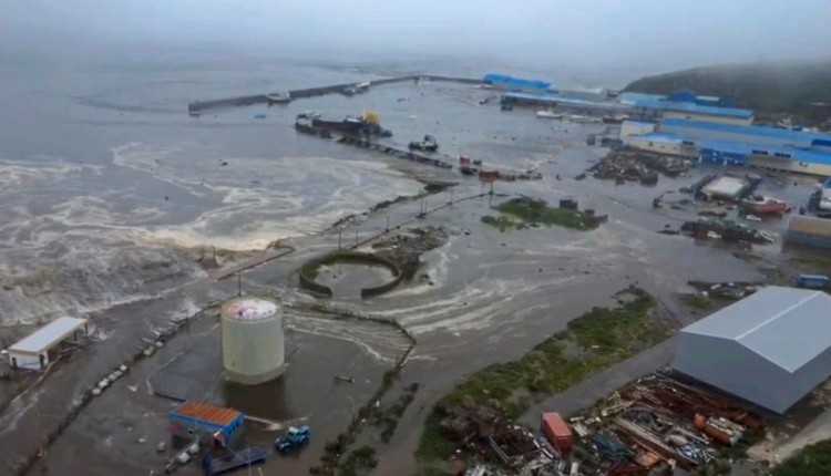 Tsunami po trzęsieniu ziemi. Hawaje i Japonia - widać, że wody przybywa w mgnieniu oka