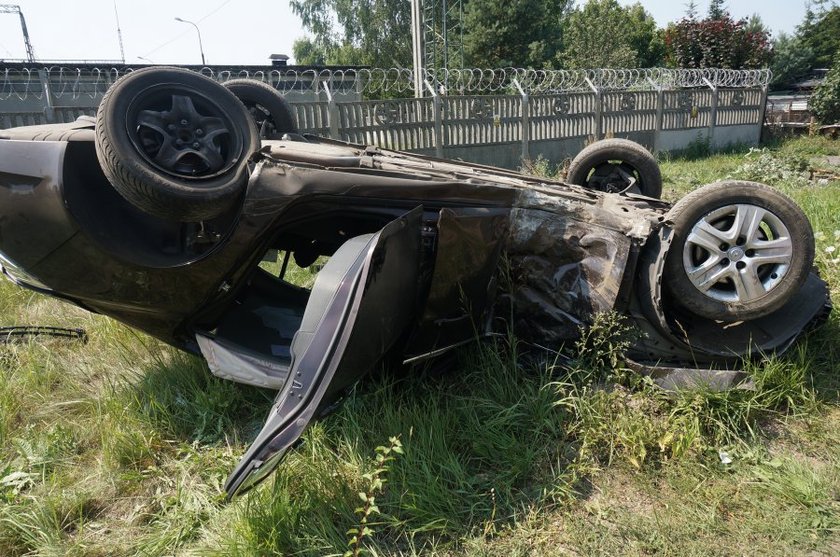 Nieoznakowany radiowóz wylądował na dachu