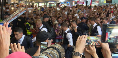 Piłkarze wylądowali na Okęciu. Patrz co zgotowali im kibice!