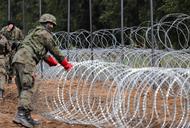 Granica polsko - białoruska , miedzy Krynkami i Jurowlanami. Wojsko podczas budowy plot z drutu kolczastego.