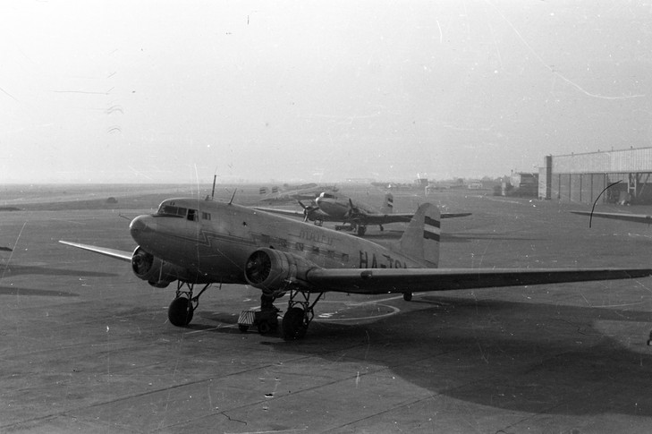 Az amerikai légierő C-47-es gépe, immár a Malév kötelékében, utasszállítóként / Fortepan / Chuckyeager tumblr