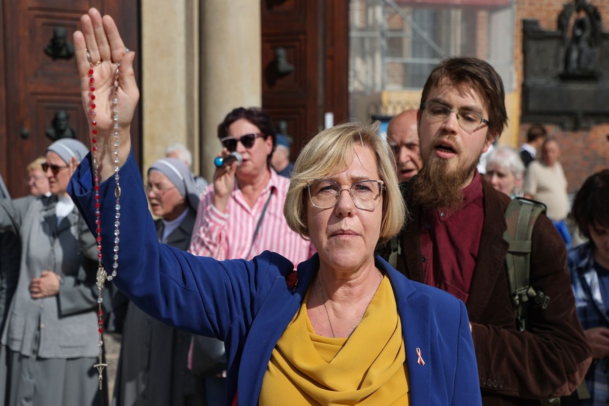 Była małopolska kurator oświaty Barbara Nowak apeluje ws. krzyża