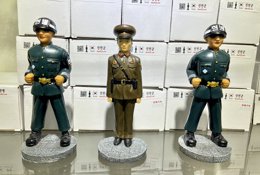 Figurka strażnika (do wyboru wersja południowokoreańska lub północnokoreańska) to koszt 50 zł