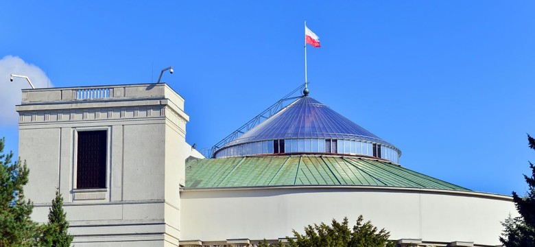 Nowy sensacyjny sondaż. Wielki spadek poparcia dla KO, nowa partia wchodzi do Sejmu