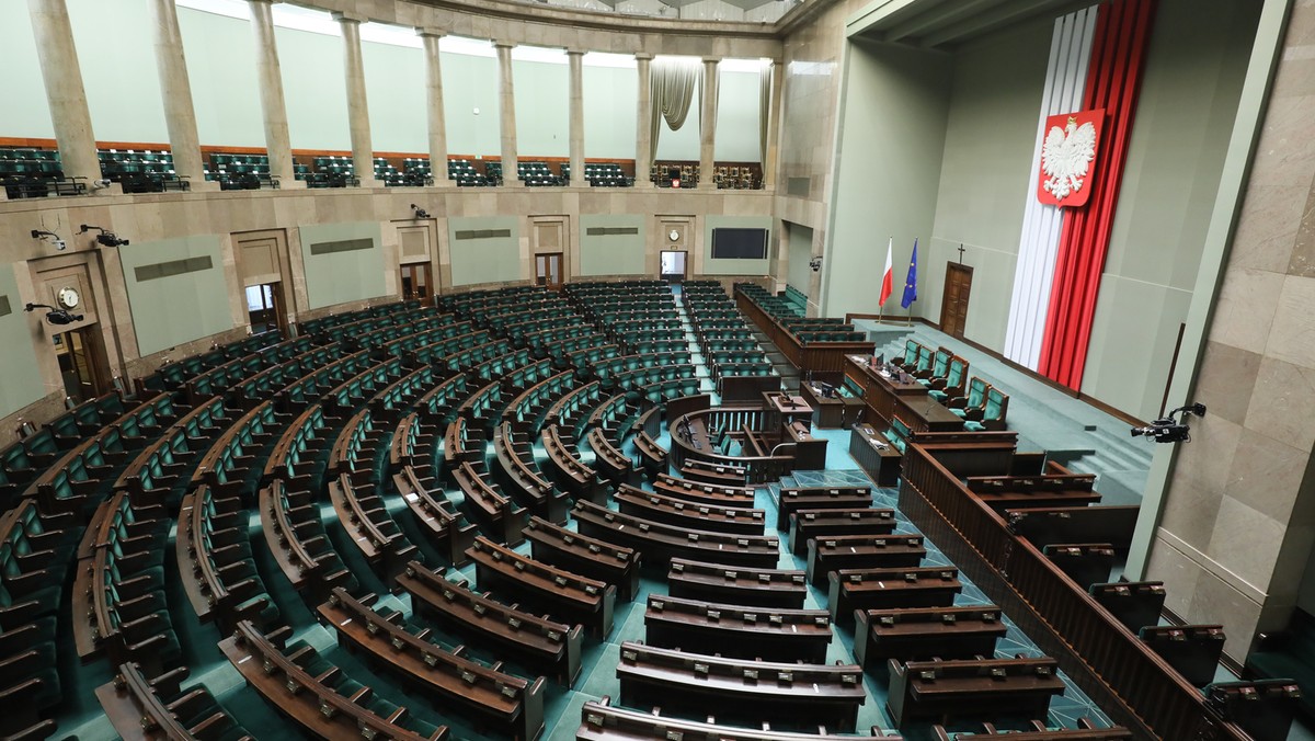 Sejmowa komisja nadzwyczajna pozytywnie zaopiniowała wieczorem projekt zmian w Kodeksie wyborczym autorstwa PiS, który zakłada m.in. dwukadencyjność wójtów, burmistrzów i prezydentów miast oraz wygaszenie kadencji PKW po wyborach parlamentarnych w 2019 r. Prace nad projektem w komisji nadzwyczajnej trwały siedem dni.