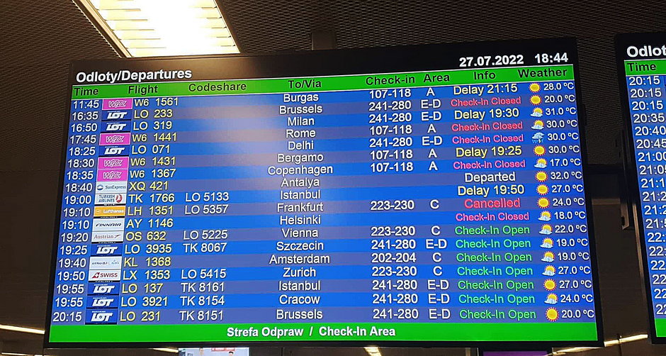 W istocie lot do Bergamo obsługiwany przez Wizz Air również był opóźniony. Minęła już 18:40 i status naszego lotu na tablicy rozkładów uległ zmianie na „Check-in Closed”. Co kuriozalne, status mającego odlecieć o 19:25 – czyli ponad pół godziny wcześniej od naszego – lotu do Bergamo był nadal określony jako „Delay”, a nie – jak nakazywałaby logika – również „Check-in Closed”.