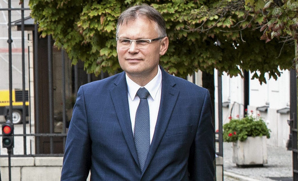 W ubiegłym tygodniu Arkadiusz Mularczyk wraz z grupą posłów złożył wniosek do Trybunału Konstytucyjnego o zbadanie zgodności z ustawą zasadniczą przepisów kodeksu postępowania cywilnego i wyprowadzanych z niego norm, które uniemożliwiają składanie pozwów przeciwko obcym państwom odpowiedzialnym m.in. za zbrodnie wojenne