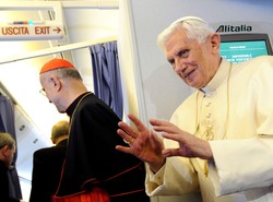 Komorowski i abp Michalik zaproszą do Polski papieża