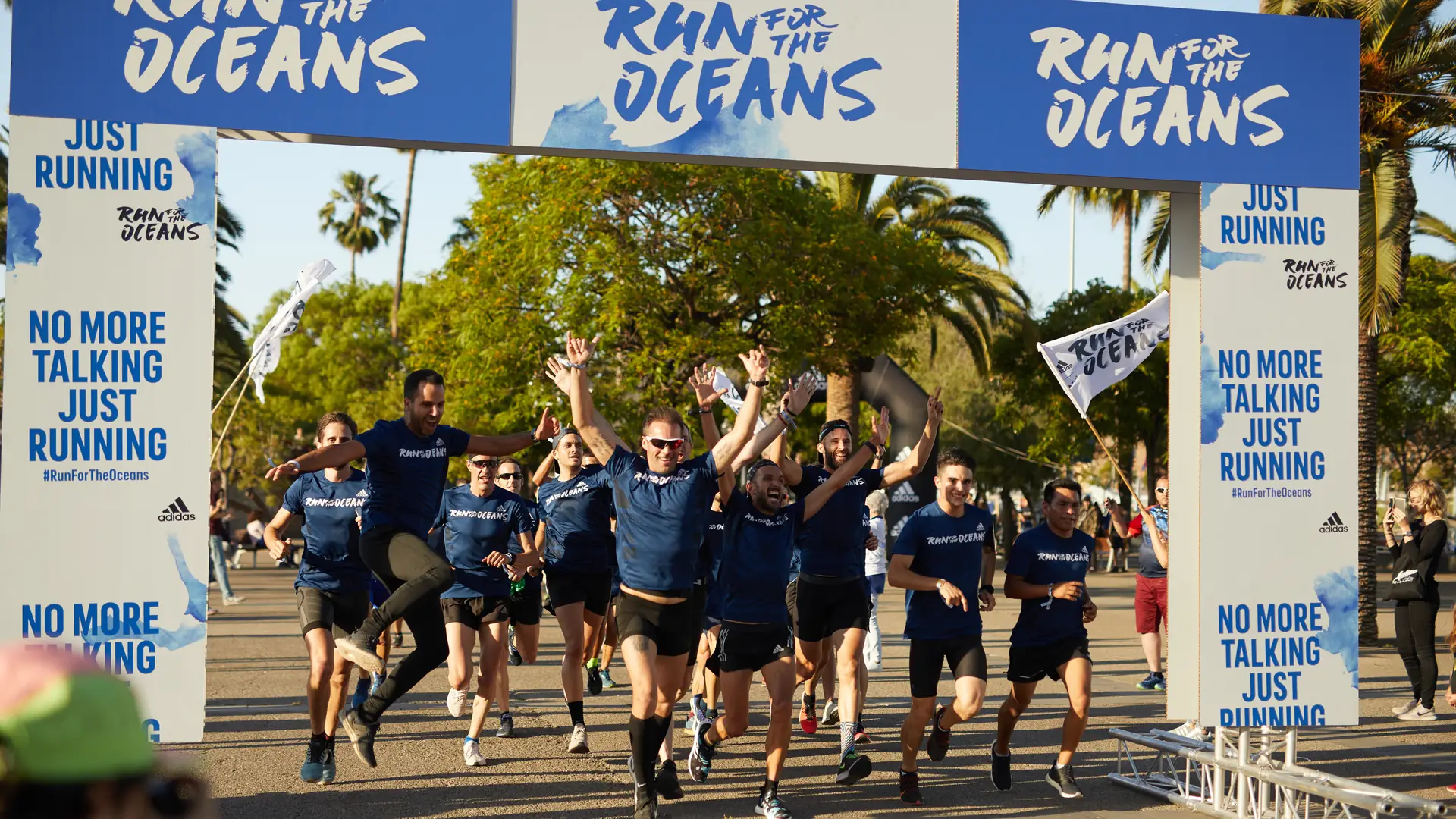 Biegaliśmy nad brzegiem morza w Barcelonie. Akcja Run For The Oceans zakończona ogromnym sukcesem