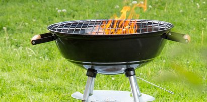 Makabra na grillu. Skończył imprezę z nogą od krzesła w brzuchu