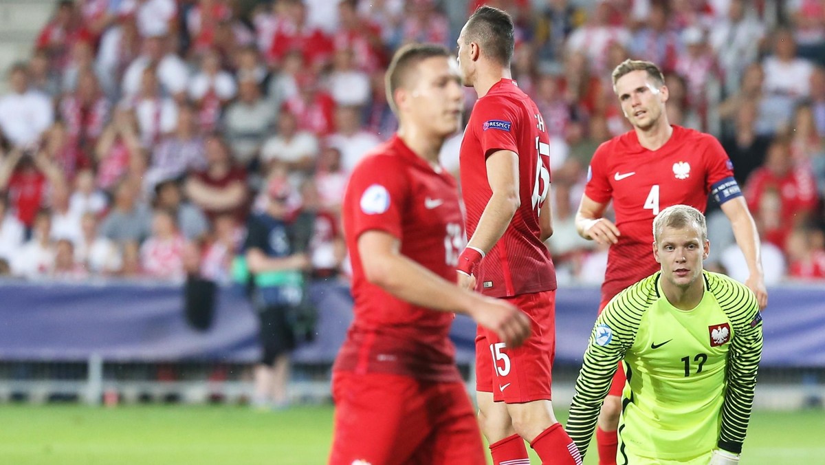 – Balon był napompowany zdecydowanie zbyt mocno. Wydaje mi się, że to bodaj jedyny negatywny skutek kapitalnej gry pierwszej reprezentacji. Osiąga ona wspaniałe rezultaty i wszyscy liczyli na to, że młodzieżówka je powtórzy. Chłopakom zapewniliśmy kapitalny hotel w Arłamowie, sponsorów, kibiców... Zapomnieliśmy jednak, że to zupełnie inny zespół niż kadra A – pisze w swoim felietonie Jerzy Dudek.