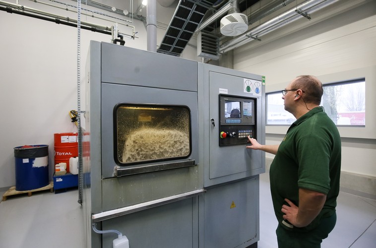 Obecnie spółka realizuje kontrakty na monety obiegowe do ponad 10 krajów, obok Polski np. Gwatemali, Kolumbii, Urugwaju, czy też Gruzji.
<br>
Zastępca dyrektora ds. handlu krajowego Mennicy Polskiej Leszek Rutkowski dodał, że moce spółki są 'bardzo zaangażowane przy owocnym rekordowym poziomie produkcji'.