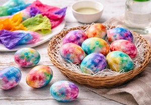 Farbanje jaja krep papirom: Jednostavno, brzo i potpuno prirodno