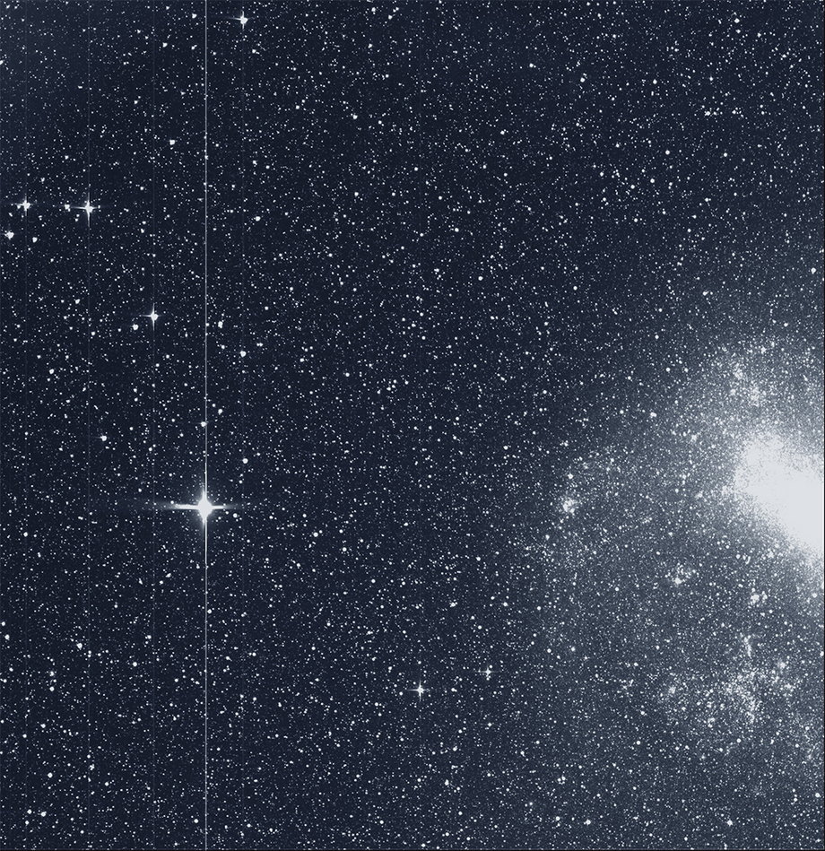 Zdjęcie Wielkiego Obłoku Magellana (z prawej) oraz jaśniejącej gwiazdy R Doradus (z lewej) wykonane przez satelitę Transiting Exoplanet Survey Satellite