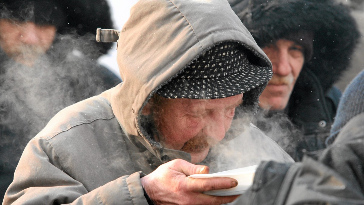 700 bochenków chleba, 2,5 tys. litrów zupy i 1,5 tys. litrów herbaty rozdali bezdomnym w Lublinie w czasie minionego sezonu zimowego wolontariusze w ramach programu Gorący patrol.