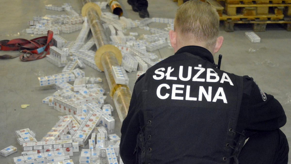 Prokuratura bada już sprawę kierowcy tira, który chciał przemycić na zachód Polski białoruskie papierosy o wartości rynkowej 1,3 miliona złotych. 38-latek wpadł w ręce podlaskich celników, teraz grozi mu do 10 lat pozbawienia wolności.