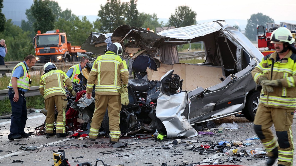 15 poszkodowanych w wypadku z udziałem polskich pojazdów, do którego doszło w nocy z piątku na sobotę na autostradzie A4 w okolicy Drezna na terenie Saksonii, zostanie w ciągu dnia wypisanych ze szpitali – poinformowała ambasada RP w Berlinie.