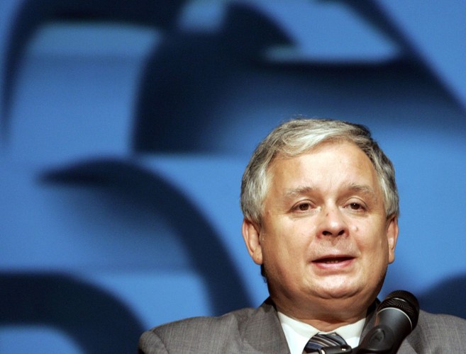 Chociaż Guział odcina się od PiS i przekonuje, że to nie jest referendum tylko tej partii, znalazł w swoim programie miejsce dla pomnika prezydenta Lecha Kaczyńskiego i ofiar katastrofy smoleńskiej.  Wszystko dlatego że, zdaniem Guziała, Kaczyński miał wizję stolicy, której brakuje obecnej pani prezydent, a ona sama realizuje wieloletnią strategię pozostawioną przez poprzednika.