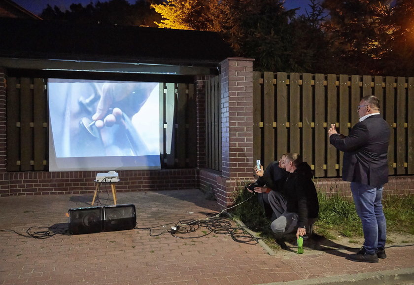 Działacze Wiosny wyświetlili na płocie rezydencji metropolity gdańskiego film braci Sekielskich