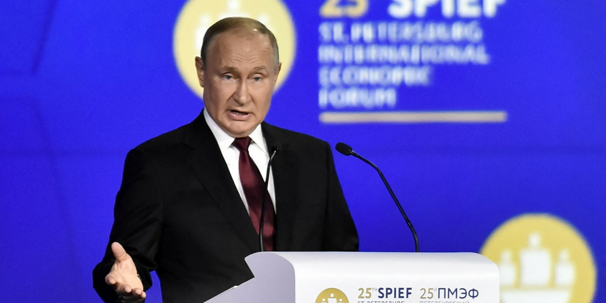 Prezydent Rosji Władimir Putin zapowiedział podpisanie dekretu w sprawie reakcji rządu na limit cen zakupu ropy naftowej.