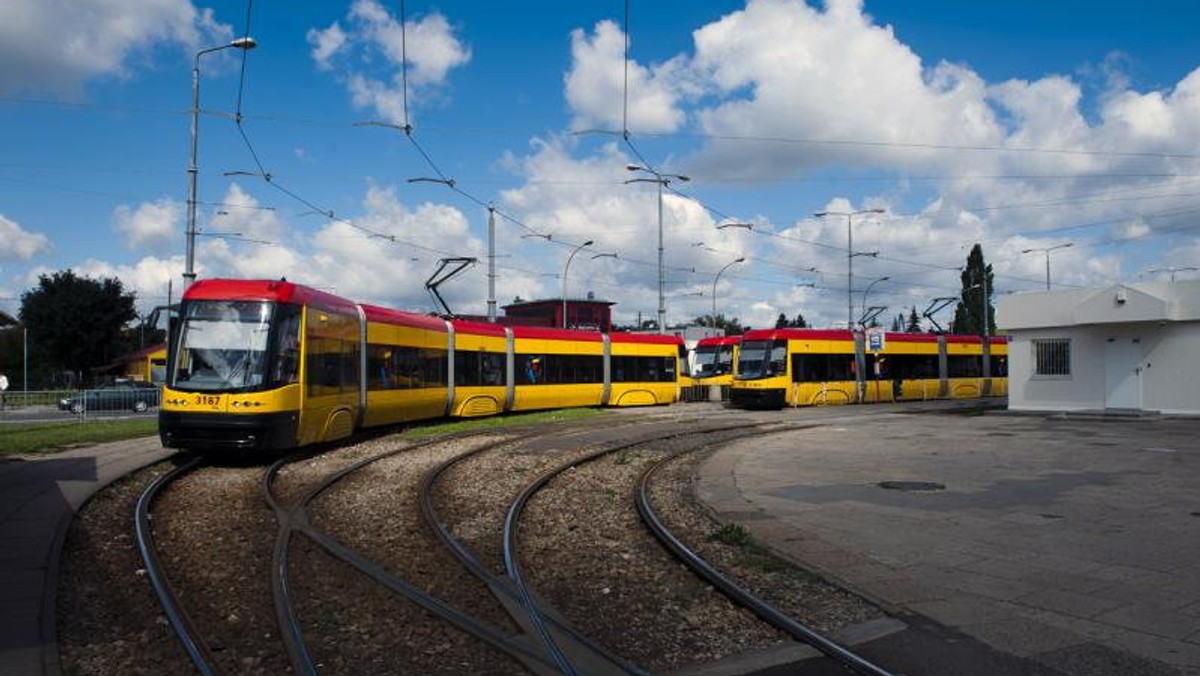 Szykują się wielkie zmiany w komunikacji miejskiej w stolicy. Tramwaje tych linii, którymi podróżuje najwięcej pasażerów, mają w szczycie podjeżdżać na przystanki co cztery minuty. Zarząd Transportu Miejskiego planuje zmianę tzw. modelu taktowania. Nowy zacznie obowiązywać od 1 maja.