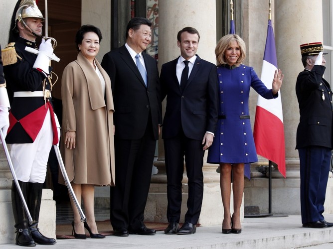 Peng Liyuan i Xi Jinping oraz Emmanuel i Brigitte Macronowie