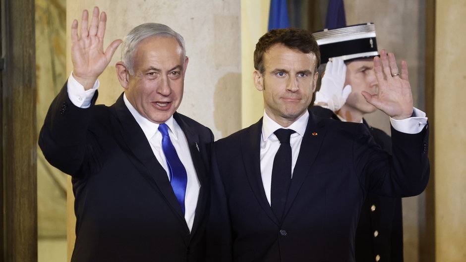 Benjamin Netanjahu (L) i Emmanuel Macron (P)