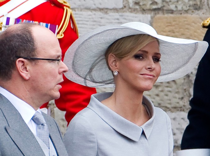 Narzeczona księcia Monako Charlene Wittstock wybrała jasnoszary kapelusz z dużym rondem