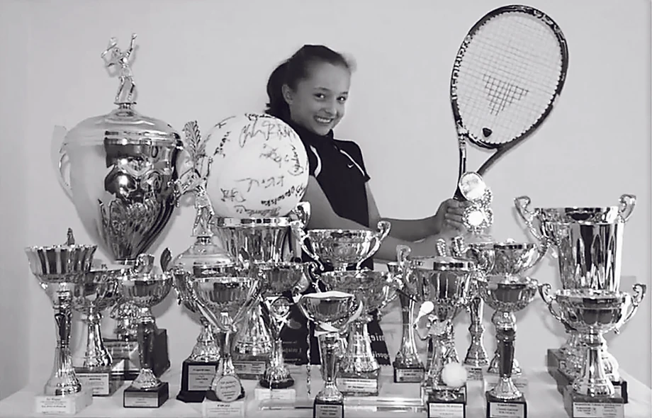 Rok 2010. 9-letnia Iga ze wszystkimi trofeami, które zdobyła do tego czasu w juniorskim tenisie