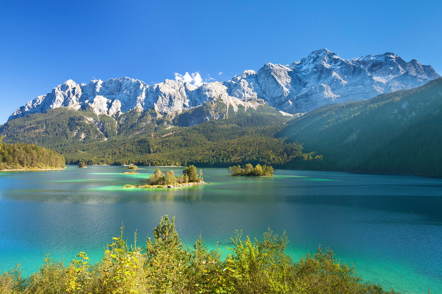 Jezioro Eibsee i szczyt Zugspitze, Alpy Bawarskie, Niemcy