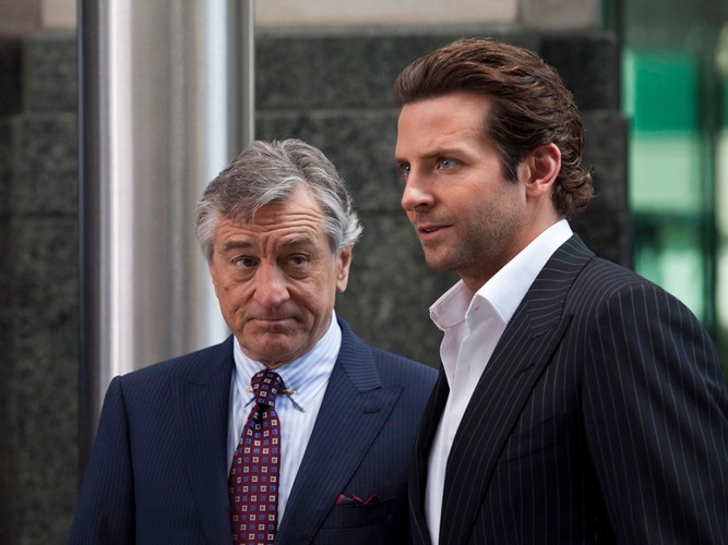 Robert de Niro i Bradley Cooper w filmie Jestem Bogiem