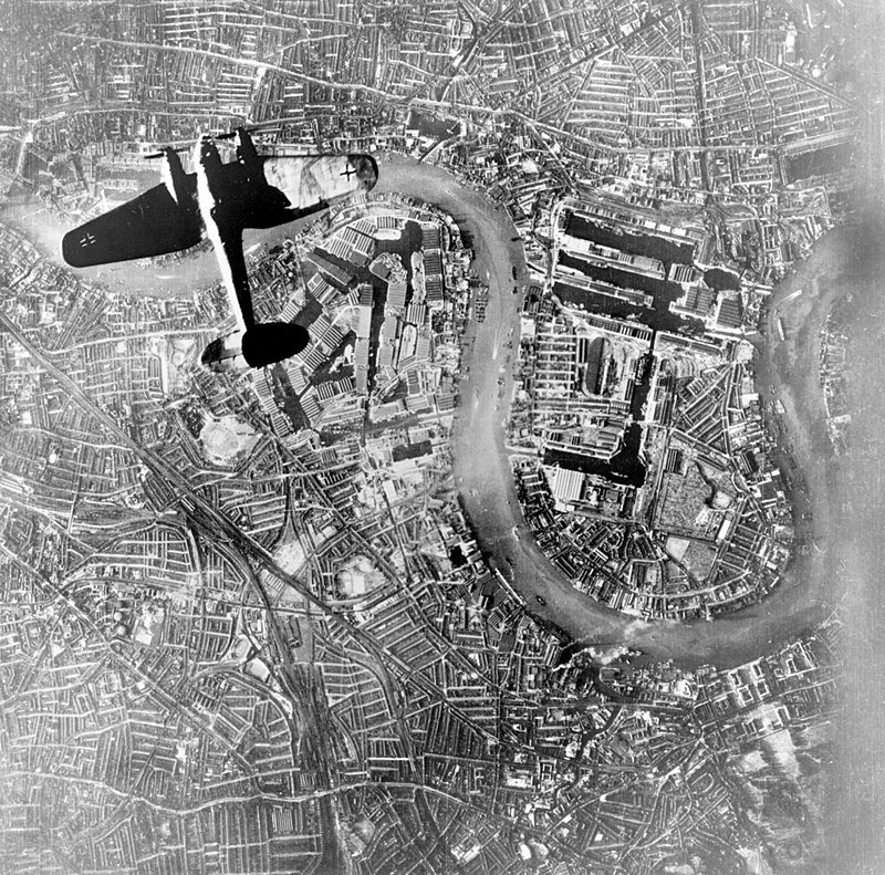 Bombowiec Heinkel He 111 nad dokami handlowymi Surrey w południowym Londynie, 7 września 1940 r.