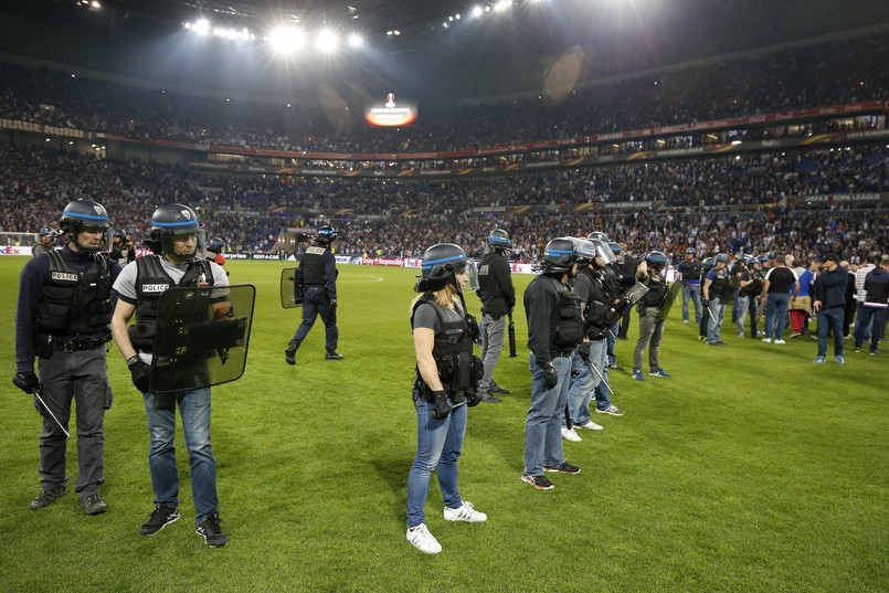 Pierwotnie spotkanie Olympique Lyon z Besiktasem Stambuł, podobnie jak trzy pozostałe mecze w tej fazie rozgrywek, miało rozpocząć się o godz. 21.05.