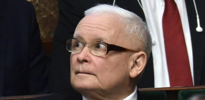 Donald Tusk pojawił się w Sejmie. Posłowie KO wstali i bili brawo. Mina Kaczyńskiego? To trzeba zobaczyć!
