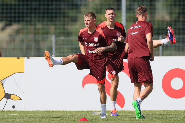 Zawodnik reprezentacji Polski Mateusz Bogusz (L) podczas treningu kadry w podwarszawskich Książenicach