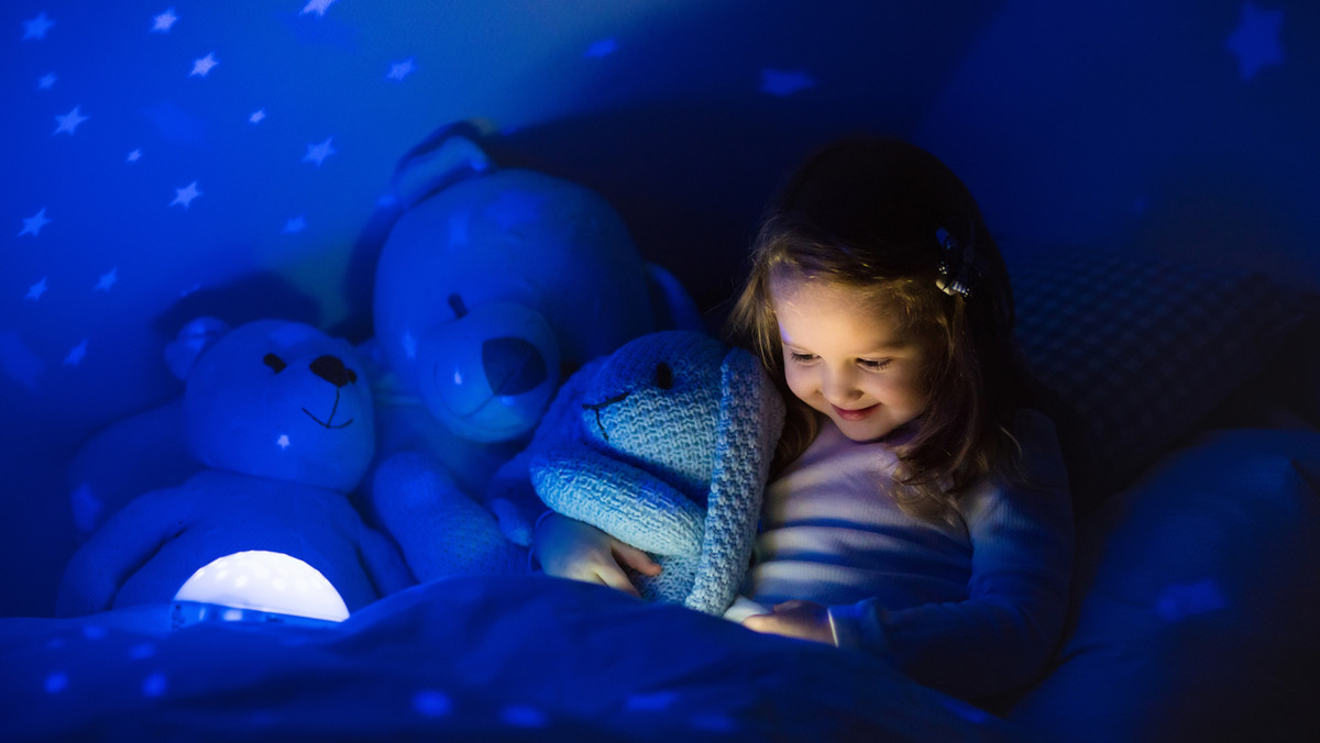 Gdy dziecko boi się ciemności lub nie chce spać w swoim pokoju, można sięgnąć po pomoc w postaci specjalnych lampek nocnych. Świecą one bardzo słabym światłem, które nie zakłóca snu, ale za to pozwala najmłodszym poczuć się bezpiecznie. Takie oświetlenie przydaje się także rodzicom.