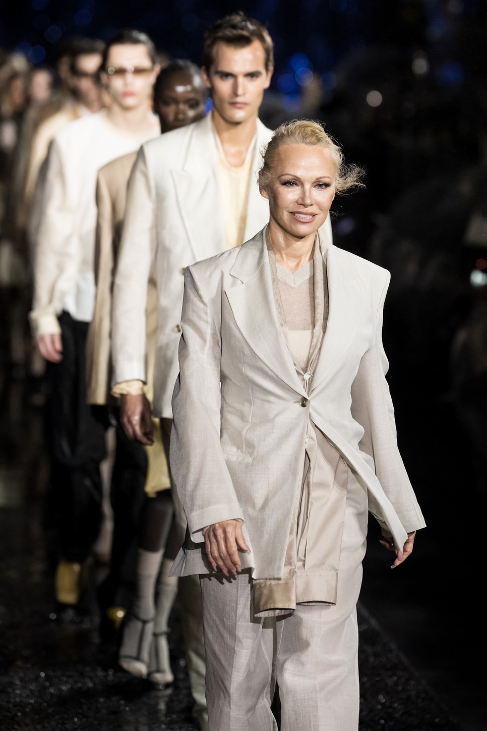 Pamela Anderson a Boss 2023-as tavaszi-nyári kollekciójának kifutóján