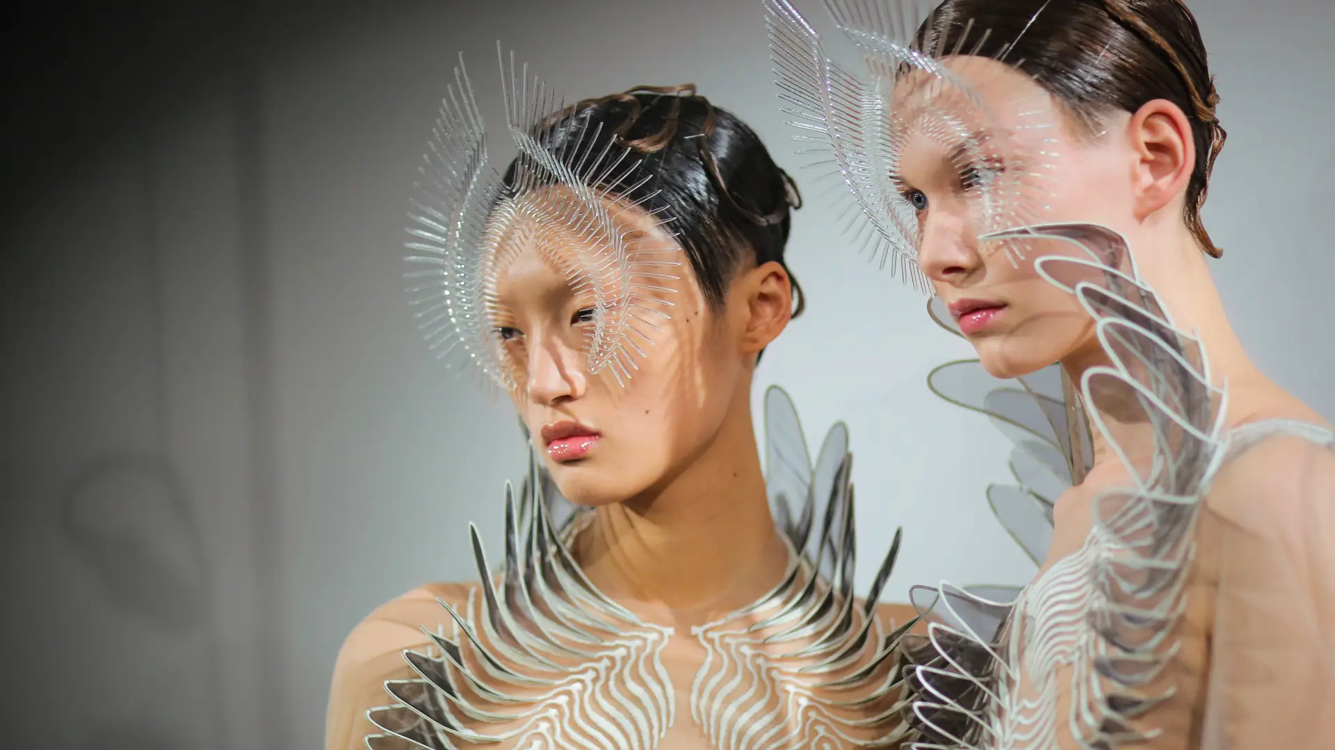 Holenderska ikona haute couture z wystawą w Polsce. Iris van Herpen przejmuje Stary Browar