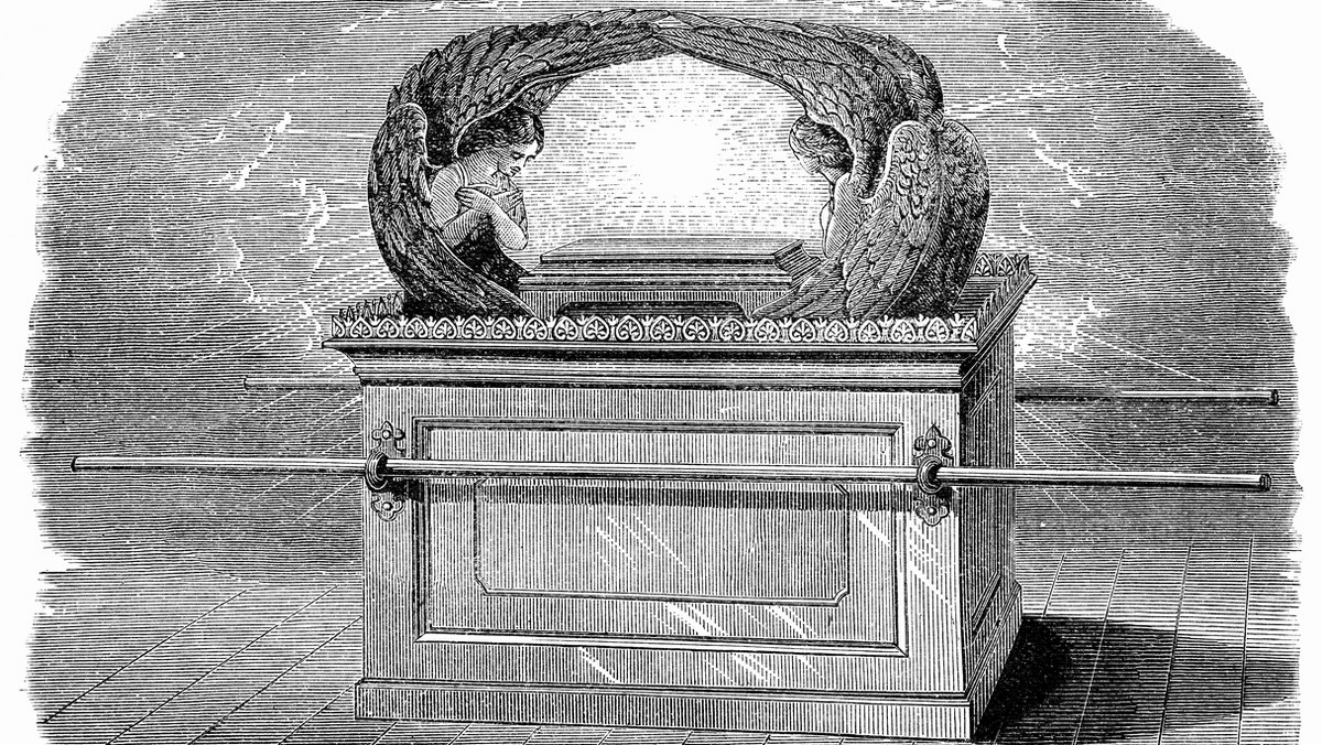 Ostatni raz Arkę Przymierza widziano ponad 2600 lat temu, ale mimo to nadal włada ona wyobraźnią poszukiwaczy skarbów. Najnowsze ustalenia archeologów i historyków sugerują jednak, że biblijne relacje na jej temat mijają się z prawdą, a sama skrzynia, nim trafiły do niej tablice z Dekalogiem, mogła zawierać posążki Jahwe i jego towarzyszki Aszery.