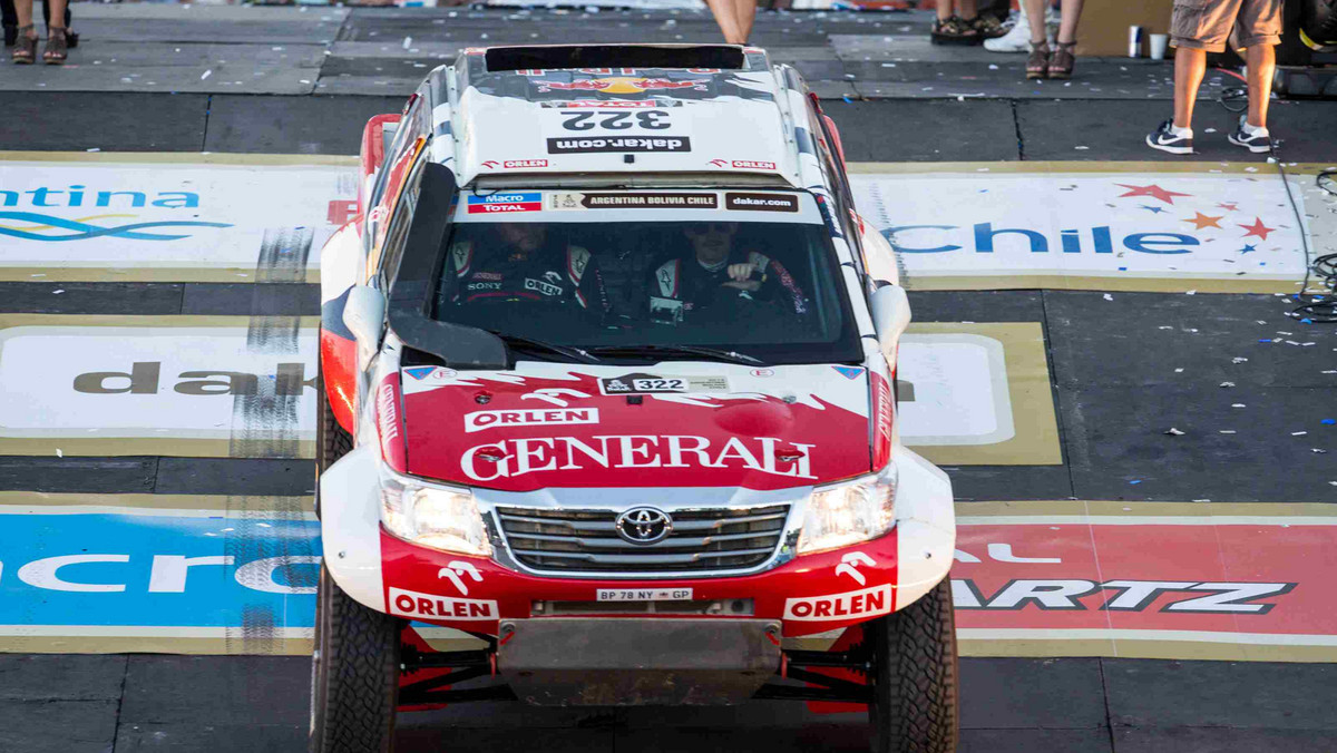 Debiutująca za sterami samochodu w rajdzie Dakar załoga Marek Dąbrowski/Jacek Czachor osiągnęła 16. rezultat, 10.41 za liderem. Drugi Hilux Orlen Team: Adam Małysz/Rafał Marton na metę odcinka przyjechał jako 22., ze stratą 12.55. Jakub Przygoński po pierwszym dniu jest na 20. pozycji, jego strata to 8.23.