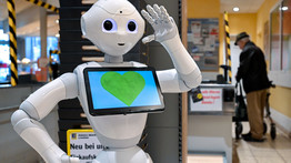 Így segíti ember alakú robot az eladók munkáját Németországban – fotók