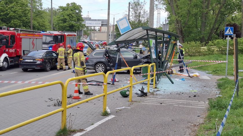 A nightmare accident in Gdynia. The accelerated car got into the stop