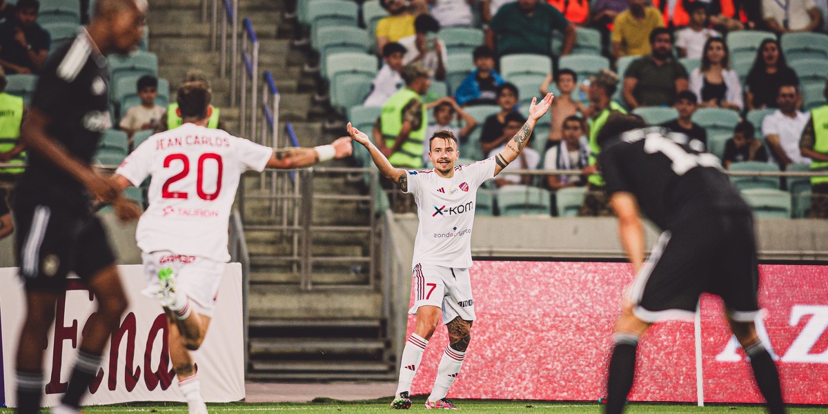 Fran Tudor ( w środku) dał Rakowowi prowadzenie w rewanżu z Karabachem (1:1). Mistrzowie Polski w trzeciej rundzie eliminacji Ligi Mistrzów!