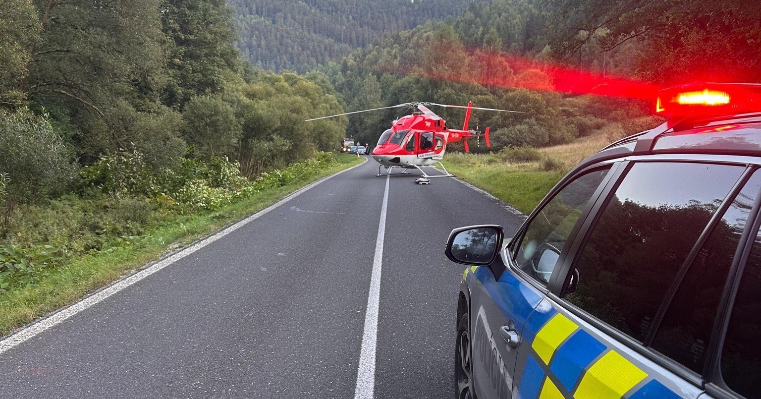 Motorkár medzi obcami Hnilčík v okrese Spišská Nová Ves a Nálepkovo v okrese Gelnica utrpel pri páde vážne zranenia.